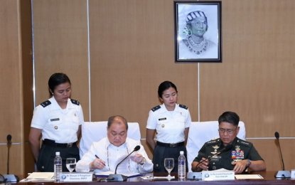 <p><strong>DEAL FOR BETTER AFP HEALTH FACILITIES. </strong>AFP chief-of-staff Gen. Rey Leonardo Guerrero (right) and Makati Medical Center Foundation chairman Manny V. Pangilinan (left) sign the memorandum of agreement aimed at expanding the organizational strengthening of military hospitals and AFP medical treatment facilities.<em> (Photo courtesy: AFP Public Affairs Office)</em></p>